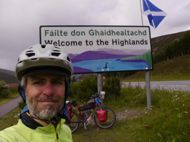 ¡Palurdo! ¿No ves que está ahí Nessie?